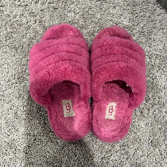 Very cute and comfy ugg slippers - Picture 1 of 4